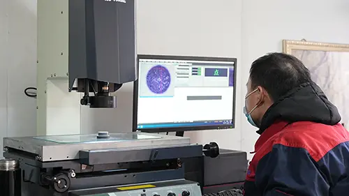 Med skarp vision och exakt vägledning etablerar vi bestämt kvalitetsförsvarslinjen för formar.